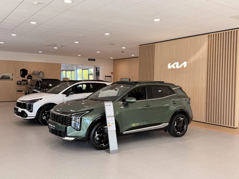 Kia EV9 Plus Advanced AWD 99.8 kWh - Panoramisch schuif-/kanteldak - 360 Camera- Adaptief Cruise Control - LED Verlichting - 7 Zitplaatsen - Massage stoelen - Fabrieksgarantie tot en met 03-06-2032