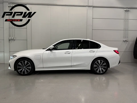 BMW 3 Serie 320e Edition CAMERA/LEER-SPORT/MEMORY/LIVE COCKPIT PRO/LED/CARPLAY/SFEER/18"/PRIVACY/SHADOW-LINE/MINERALWEISS PARELMOER/NET OH BEURT GEHAD