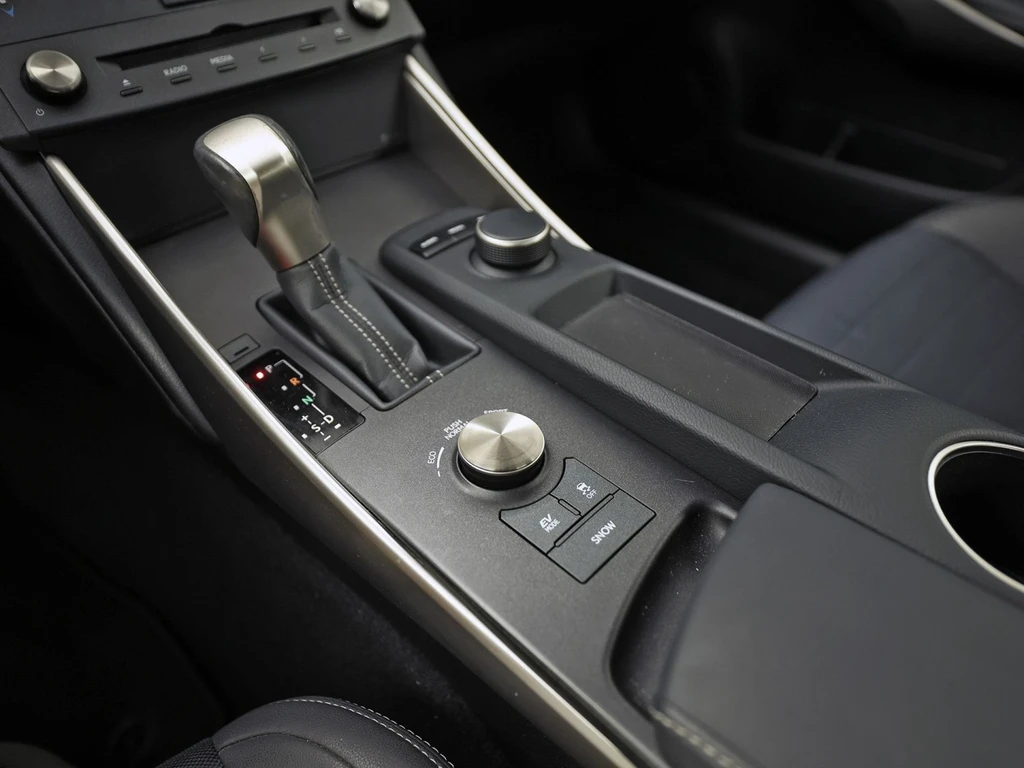 Lexus IS – foto 13