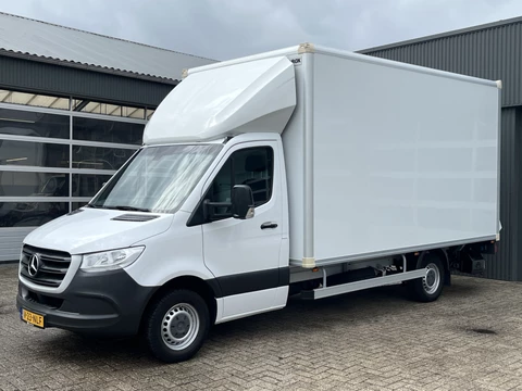 Mercedes-Benz Sprinter 311 2.2 CDI MARGE BTW / BPM VRIJ!! Bakwagen 750kg laadklep zijdeur Airco cruise controle Telefoonverbinding Navigatiesysteem Apple carplay Camera 2-Persoons bakwagen verhuiswagen Meubelbak euro 6