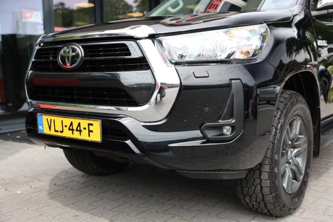 Toyota Hilux 2.4 D-4D XTRA CAB PROFESSIONAL A/T 4WD VAN