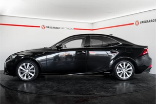 Lexus IS – thumbnail 2