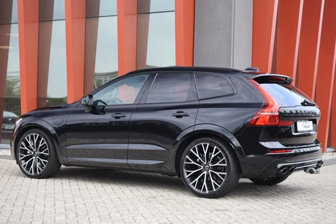 Volvo XC60 T8 Recharge AWD HEICO Black Edition | Stoelverwarming | Trekhaak | Panoramadak | HUD | 360° Camera | B&W | BLIS | Pilot Assist | Full Options