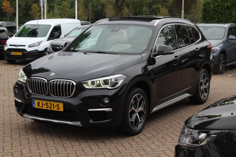 BMW X1 sDrive18i Centennial High Exe. 107.983 km! / Panoramadak / Head-up / Leder / 18'' / Keyless / Navigatie / Sportstoelen / Stoelverwarming / Cruise Control