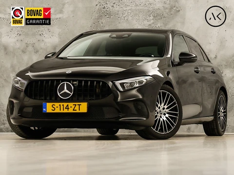 Mercedes-Benz A-Klasse 200 AMG Sport 163Pk Automaat (PANORAMADAK, APPLE CARPLAY, GROOT NAVI, SFEERVERLICHTING, CAMERA, SPORTSTOELEN, LEDER, GETINT GLAS, STOELVERWARMING, NIEUWSTAAT)