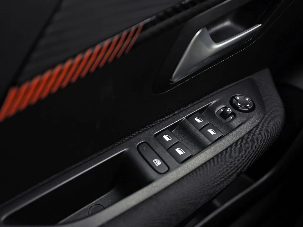 Peugeot e-208 – foto 32