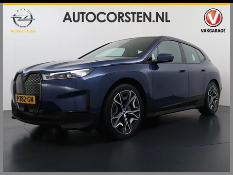 BMW iX xDrive40 326pk Soh 100% Leer-Suite+Massage+Ventilatie PanoDak Laser-LED 22"lm Wegklapb.-Trekhaak Soft-Close-aut. Adaptive-Cruise+Stop&Go Active-Live-Cockpit-Pro Park-Assist-Plus PDC-a+v Harman-Kardon 360Camera+Binnen-Camera Stoelventilatie-Active High Exe AWD Digital-Key Connected-Drive Android Apple CarplayWarmte-comfort-pack AchteruitRij-Assist Co-Pilot-Pack Drive-Assist Zwarte-Hemel 4WD Uitwijkassist Keyless Stuur+Bank+Stoel-Verwarmd DAB Orig.NLse auto 1e Eigenaar 2.500kg Trekvermogen (630Nm)!  € 106.000,- nieuw  Nét beurt gehad (163.340km)