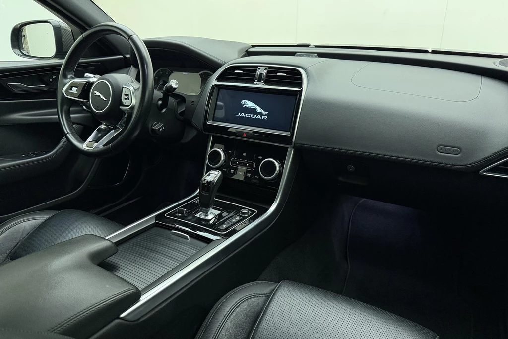 Jaguar XE – foto 17