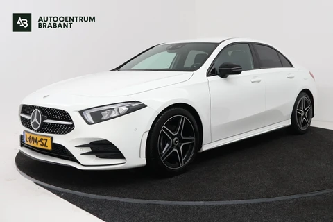 Mercedes-Benz A-klasse 180 Business Solution AMG (STOELVERWARMING, SFEERVERLICHTING, CAMERA, NAVIGATIE, PARKEERSENSOREN)