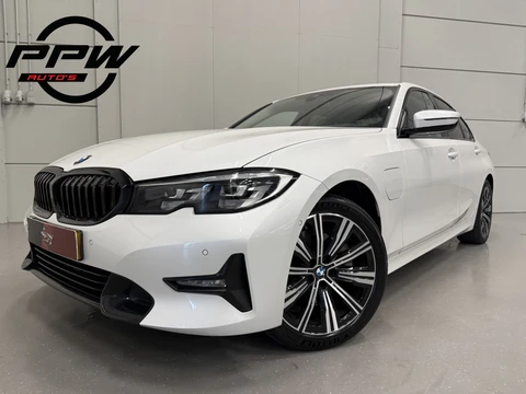 BMW 3 Serie 320e Edition CAMERA/LEER-SPORT/MEMORY/LIVE COCKPIT PRO/LED/CARPLAY/SFEER/18"/PRIVACY/SHADOW-LINE/MINERALWEISS PARELMOER/NET OH BEURT GEHAD