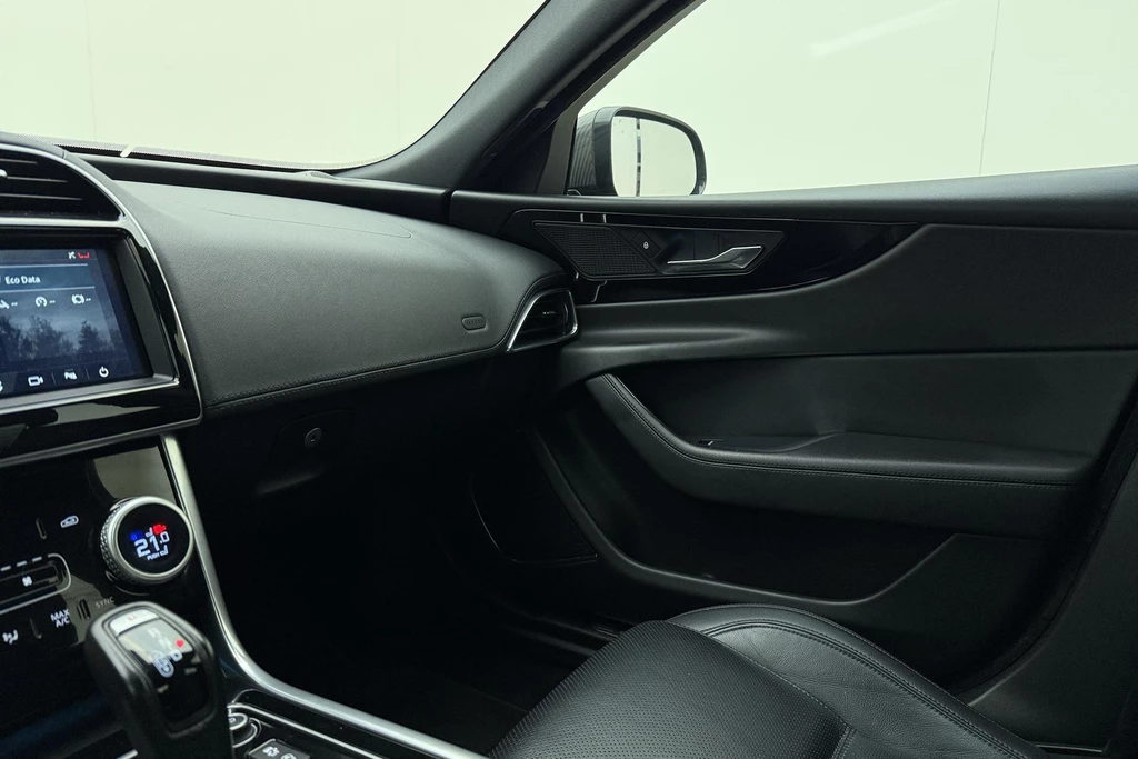 Jaguar XE – foto 37