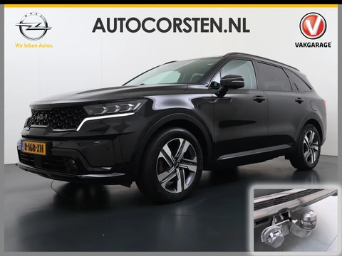 Kia Sorento T 230PK AUT-6 Hybrid 7-Pers. Pano-Dak Leer Adap.Cruise Bose®-Audio Stuur+Stoel+Achterbank Verwarming Elek.Stoelen Apple Carplay Android Auto DynamicPlusLine SOH 100% Elek.Achterklep Keyless Ecc Navi Camera Pdc Privacy Glas Lmv 19" Led DAB Isofix 1e Eigenaar 1.650KG Trekgewicht Origineel Nederlandse Auto