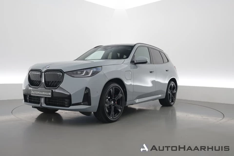 BMW X3 30e xDrive M-Sport Pro | Rijklaar! | Elek. Trekhaak | Pano | Widescreen | Shadowline | HUD | Harman/Kardon | Stuur-stoelverw. | 360*+PDC | Leder+Memory | Dodehoek | NAV+App.Connect | LED | Elek. Klep V