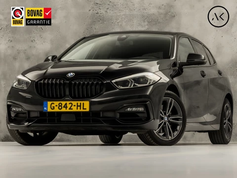 BMW 1 Serie 118i Sport Automaat (APPLE CARPLAY, GROOT NAVI, LEDER, CAMERA, SPORTSTOELEN, SFEERVERLICHTING, CRUISE, NIEUWSTAAT)