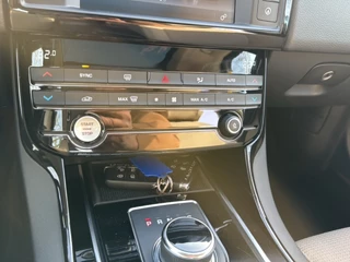 Jaguar XE – thumbnail 15