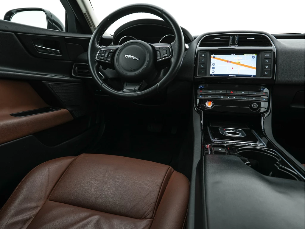 Jaguar XE – foto 7