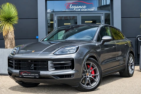Porsche Cayenne Coupé 3.0 S E-Hybrid | 520PK | Pano | SportChrono | HUD | 360° Camera Porsche Cayenne S E-Hybrid Coupé | 3.0 V6 Turbo Plug-in Hybrid | 520 PK | 750 Nm | 0-100 km/u 4,7 sec. | 263 km/u | 4WD | 8-traps Tiptronic S | 77-82 km elektrisch bereik