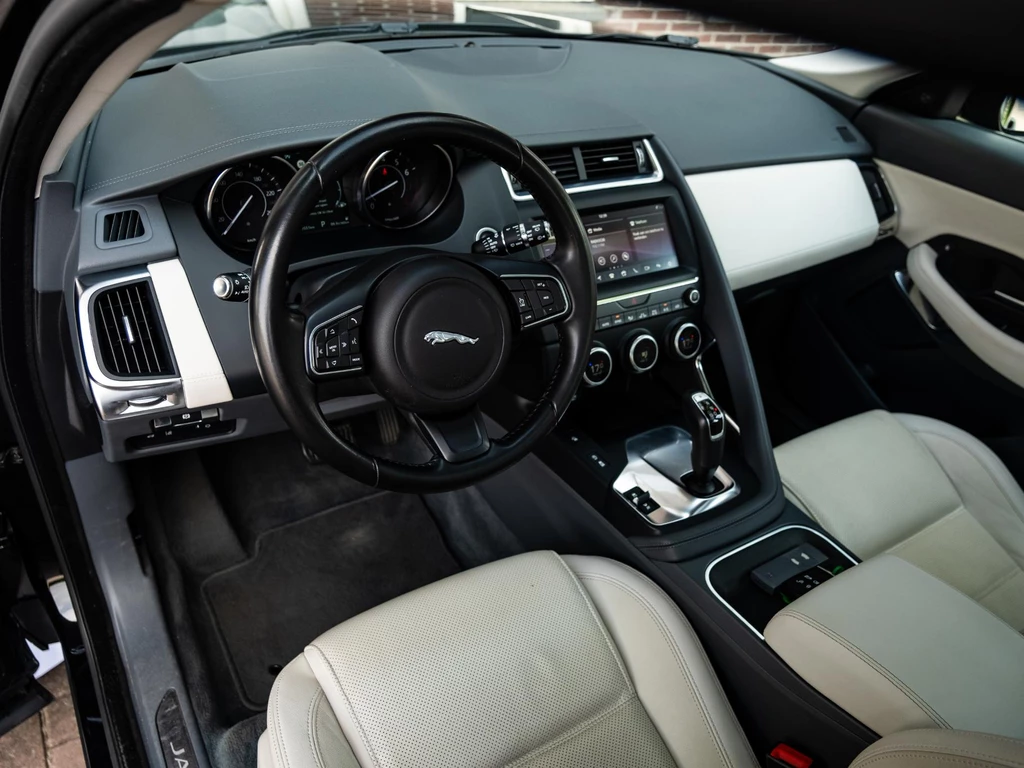 Jaguar E-PACE – foto 17