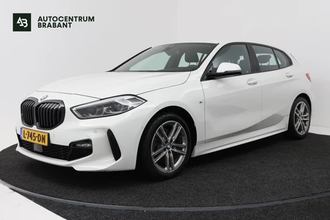 BMW 1-serie 118i High Executive (TREKHAAK, CAMERA, SFEERVERLICHTING, DEALER ONDERHOUDEN)