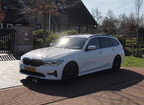 BMW 3-serie Touring 320e Business Edition Plus | 19 Inch Velgen | Trekhaak | Laser Led koplampen | NL-Auto |