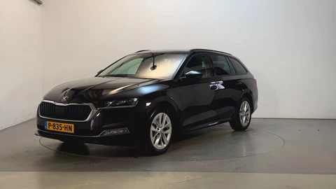 Skoda Octavia Combi 1.5 e-TSI DSG 150pk Business Edition Plus Stoelverwarming Parkeersensoren Adaptive Cruise Navigatie
