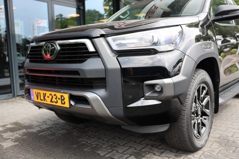 Toyota Hilux 2.8 D-4D X-TRA CAB INVINCIBLE A/T 4WD VAN