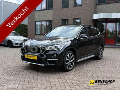 BMW X1 xDrive20i Xline Panodak Navi Carplay Memory Leer Camera Harman Kardon Trekhaak