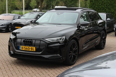 Audi e-tron e-tron 50 quattro Launch edition plus 71 kWh / SoH 90,2% / Panoramadak / Camera / Leder / 20'' / Luchtvering / Parkeerhulp V+A / ACC / Navigatie / Stoelverwarming