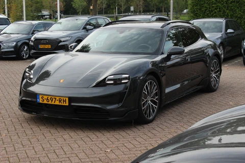 Porsche Taycan Cross Turismo 4 93 kWh / SoH 93,3% / Panoramadak / 360Camera / Passenger Display / Keyless / 20'' / Sportdesign+Chrono / Luchtvering / Stoelventilatie+Verwarming / Dodehoek / DAB / Cruise Control