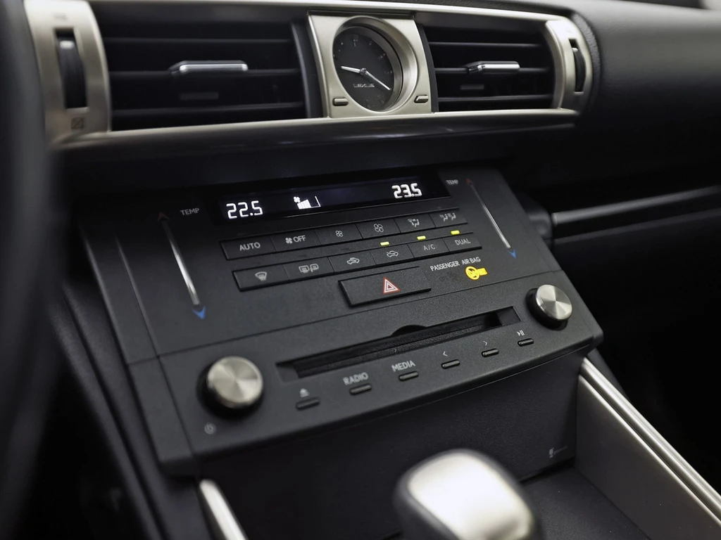 Lexus IS – foto 12