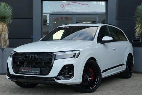 Audi Q7 55 TFSI e Quattro Pro Line S | Facelift | 394pk | Pano | Trekhaak | HUD | 360° | Een bijzonder complete en luxe uitgevoerde Audi Q7 55 TFSI e quattro Pro Line S, uitgevoerd in wit metallic met een stijlvol zwart interieur. Deze krachtige plug-in hybride combineert het ver
