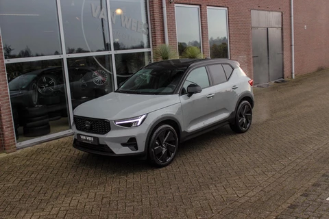 Volvo XC40 2.0 B3 Ultra Black Edition | Direct leverbaar | MJ 2026 | Panoramadak | Harman/kardon | 360 camera | 20 inch | Drive assistance | Carplay | Keyless entry | Stuurverwarming