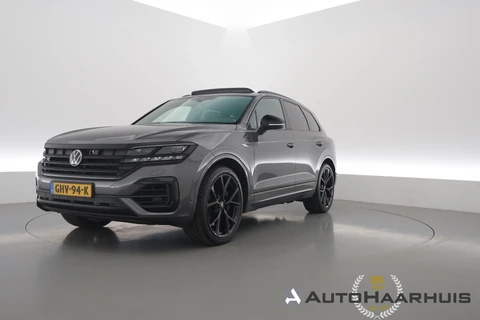 Volkswagen Touareg 3.0 TSI 462pk eHybrid 4MOTION R | Rijklaar! | Elek. Trekhaak | Luchtvering | Ventilatie | S/K-Dak | 22'' | HUD | Memory+Leder | Dynaudio | Stoel-Stuurverw. | 360*+PDC | Sfeerverl. | Rijmodi | Dodehoek | BlackStyle V