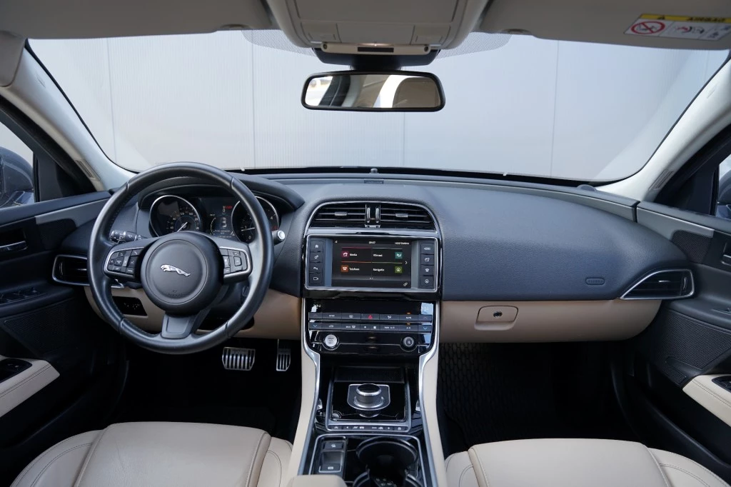 Jaguar XE – foto 7