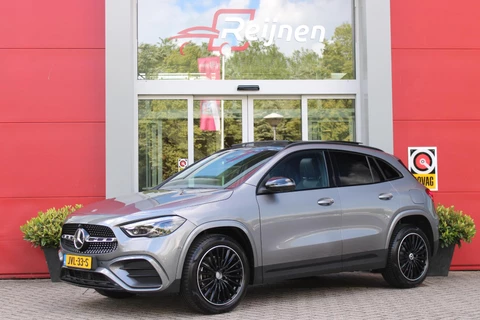 Mercedes-Benz GLA-klasse 250 e AMG Line | PANORAMISCH SCHUIF/KANTEL DAK | SFEER VERLICHTING | ELEKTRISCH BEDIENBARE VOORSTOELEN MET GEHEUGENFUNCTIE EN "ZITKINEMATICA" | DRAADLOZE APPLE CARPLAY/ANDROID AUTO | NIGHT PAKKET: DAKRELING ZWART, ZIJRUITEN EN ACHTERRUITEN ZWART, LICHTMETALEN VELGEN 19" ZWART | HEAD UP DISPLAY | REALITY-NAVIGATIE  | 360° CAMERA | MULTI BEAM LED KOPLAMPEN | DODEHOEK DETECTIE | ADAPTIVE CRUISE CONTROL | KEYLESS GO | ELEKTRISCH BEDIENBARE ACHTERKLEP | DRAADLOZE TELEFOONLADER | PREMIUM AUDIO | STOEL VERWARMING |
