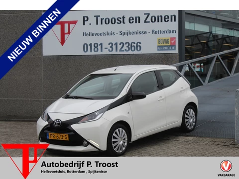 Toyota Aygo 1.0 VVT-i x-play Navigatie/Airco/Achteruitrijcamera/Toerenteller/Elektrische ramen/Elektrisch verstelbare spiegels.