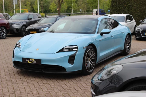 Porsche Taycan 4S Performance 84 kWh / Porsche Approved 04-2027 / SoH 92,3% / Panoramadak / 360Camera / Passenger Display / Luchtvering / Bose / 20'' / Adaptieve Stoelen / Sportchrono / Stoelventilatie+verwarming 4x / Dodehoek /