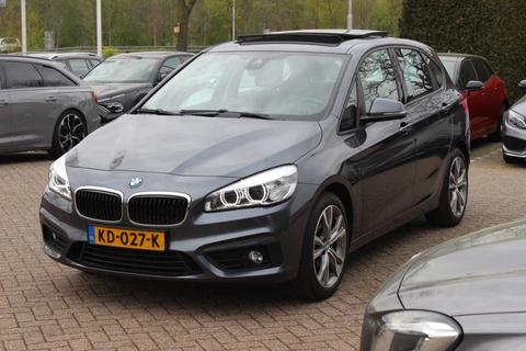 BMW 2 Serie Active Tourer 220i High Executive / Trekhaak / Panoramadak / Navigatie / 18'' / Stoelverwarming / Cruise Control