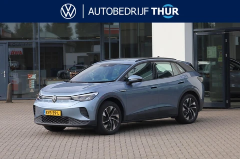 Volkswagen ID.4 Pro Business 77 kWh SOH 100% | 204PK / 150kW, Verwarmbare voorruit, verwarmbaar multifunctioneel lederen stuurwiel, verwarmbare voorstoelen, keyless access, alarm klasse III, adaptieve cruise control (ACC) met Travel Assist, parkeerassistent (Park Assist Plus), discover pro navigatie, 19" LMV, ambiente verlichting, Assistentie Pakket plus (elektrische achterklep (Easy Open), rondomzichtcamera (Area View), dodehoekdetectie (Side Assist)), draadloze telefoonlader, elektrisch verstel-, verwarm- en inklapbare buitenspiegels etc.