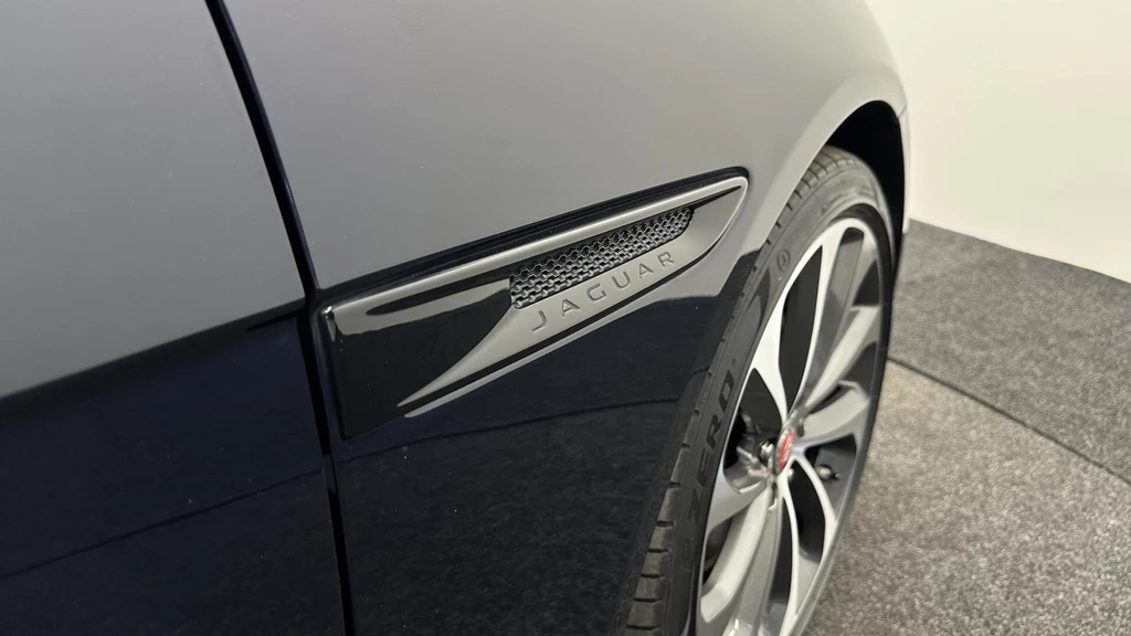 Jaguar XE – foto 18