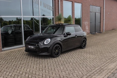 MINI Electric MINI Yours 33 kWh | 1e eigenaar | NL auto | Driving Assistant | Apple Carplay | Panoramadak | Keyless entry | Sportstoelen | DAB | Warmtepomp | Camera | Cruise control