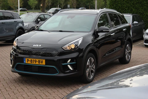 Kia e-Niro Edition 64 kWh / SoH 95,6% / Camera / CarPlay / Keyless / Half leder / 17'' / Stuur+Stoelverwarming / DAB / ACC