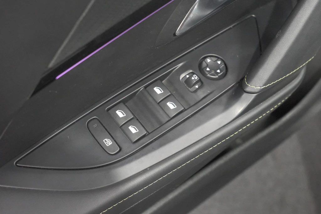 Peugeot e-208 – foto 32