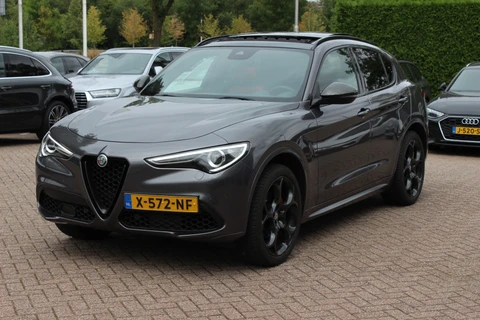 Alfa Romeo Stelvio 2.0 T AWD B-Tech / Panoramadak / Camera / Leder / 19'' / CarPlay / Harman Kardon / Navigatie / Stoel+Stuurverwarming / DAB / Dodehoek / Cruise Control
