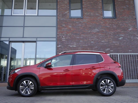 Peugeot 2008 1.2 PureTech Allure 110pk | Extra getint glas | Achteruitrijcamera | Climate control | Apple carplay/Android auto | Lage km.stand | Lichtmetalen velgen | Regensensor