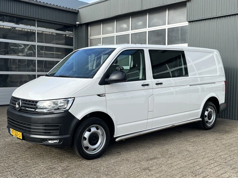 Volkswagen Transporter 2.0 TDI L2H1 DC 4Motion 150pk 4x4 Dubbele schuifdeur Airco Cruise controle Trekhaak 2500kg trekgewicht Camera Telefoonverbinding 5-Persoons Sitebars Achterklep Apk 04-2026