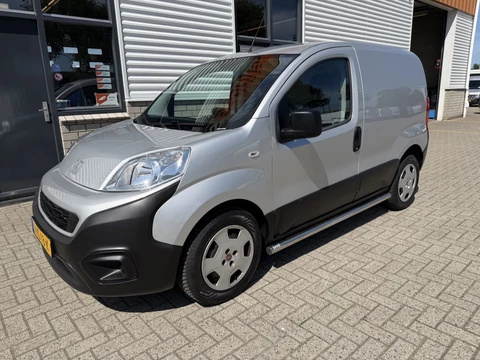 Fiat Fiorino 1.3 MJ Adventure / vaste prijs rijklaar € 9.950 ex btw / lease vanaf € 168 / euro 6 / bpm vrij / zilver metallic / airco / cruise / navi / schuifdeur / pdc achter !