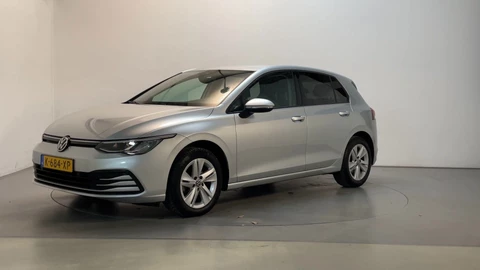 Volkswagen Golf 1.0 TSI 110pk Life Parkeersensoren Navigatie App-Connect DAB+