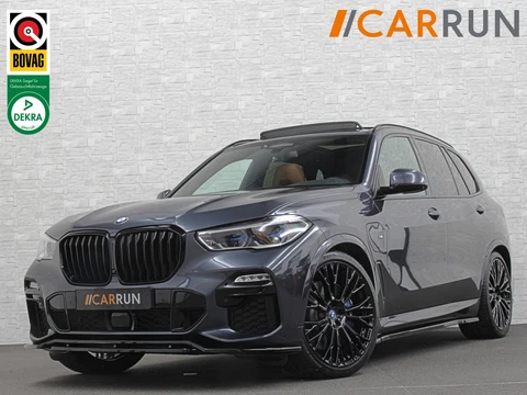 BMW X5 45e M-Performance Seats | 360 View | Panorama | ACC | Kristal pook | Head-Up | Laser-LED | Memory | Harman-Kardon | Keyless-Go | Trekhaak | Drive Assist Pro. | Leder | 4-Zone Clima | Standkachel | Rijklaarprijs & Bovag garantie | Carplay | Draadloos Laden | DAB | Sfeerverlichting |