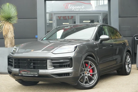 Porsche Cayenne Coupé 3.0 S E-Hybrid | 520PK | Pano | SportChrono | HUD | 360° Camera Porsche Cayenne S E-Hybrid Coupé | 3.0 V6 Turbo Plug-in Hybrid | 520 PK | 750 Nm | 0-100 km/u 4,7 sec. | 263 km/u | 4WD | 8-traps Tiptronic S | 77-82 km elektrisch bereik